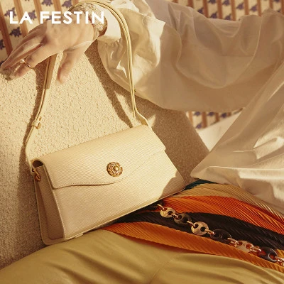 حقيبة كتف نسائية كلاسيكية – تصميم أنيق تحت الإبط بأسلوب فاخر عصري | J Store
